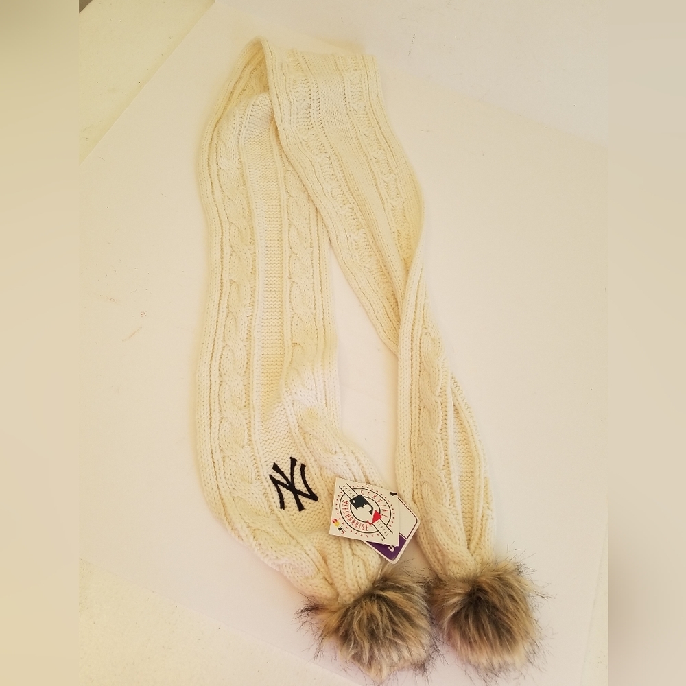 NWT New York Yankees  Faux Fur Pom Pom Cable Scarf Cream Women's Fan Favorite